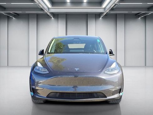 Used 2024 Tesla Model Y Long Range AWD/4WD image 2