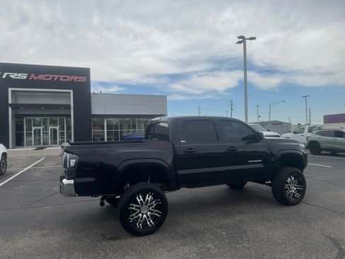 Used 2018 Toyota Tacoma SR5 RWD image 5