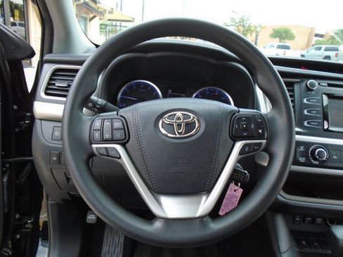 Used 2019 Toyota Highlander LE image 17