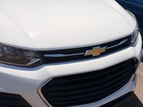 Used 2022 Chevrolet Trax LS w/ Tint and Cruise Package FWD image 4