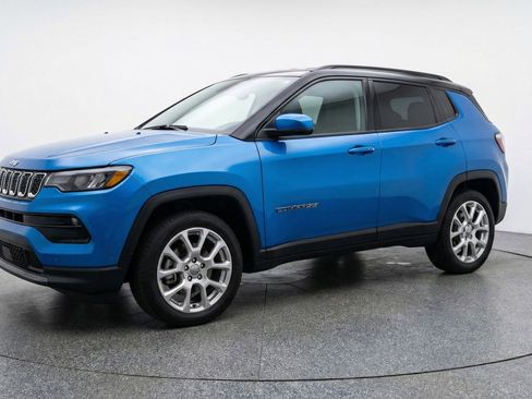 Used 2025 Jeep Compass Limited AWD/4WD image 3