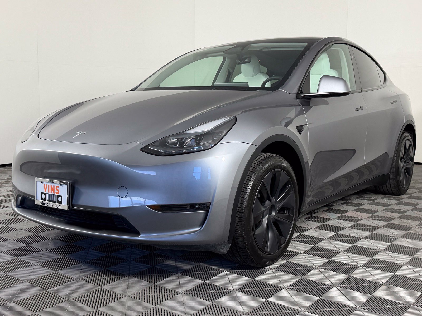 Used 2024 Tesla Model Y Long Range AWD/4WD image 4