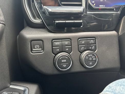Used 2022 Chevrolet Silverado 1500 High Country w/ Technology Package AWD/4WD image 17