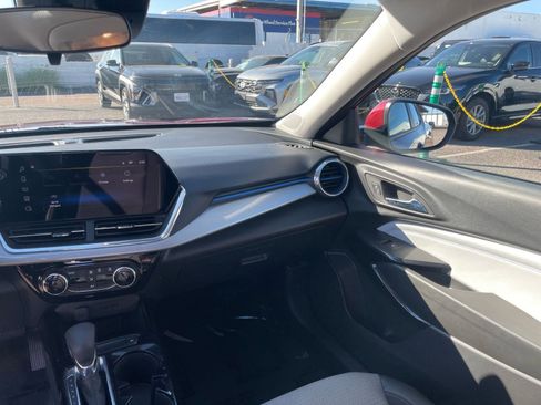 Used 2025 Chevrolet Trax LT image 34