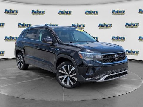 Used 2024 Volkswagen Taos SE w/ Panoramic Sunroof Package FWD image 3