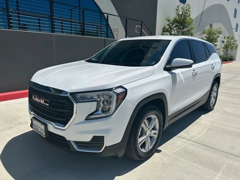 Used 2024 GMC Terrain SLE FWD image 1