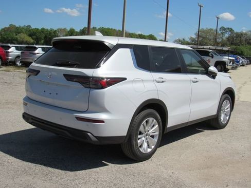 New 2026 Mitsubishi Outlander ES FWD image 3