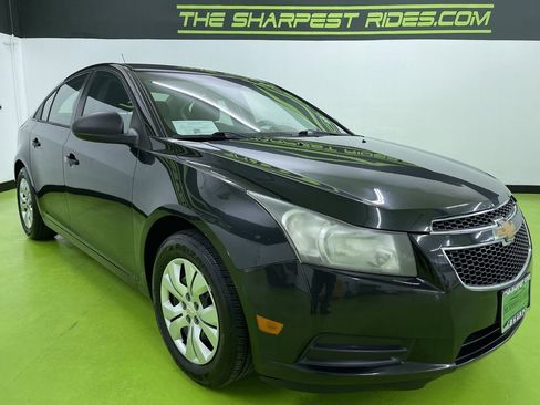 Used 2013 Chevrolet Cruze LS image 2