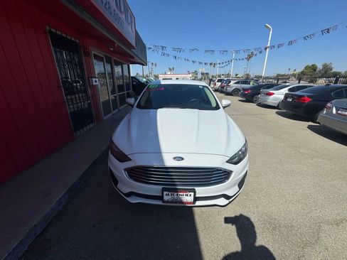 Used 2020 Ford Fusion SE image 2