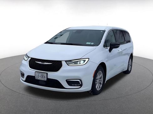 Used 2024 Chrysler Pacifica Touring-L image 4