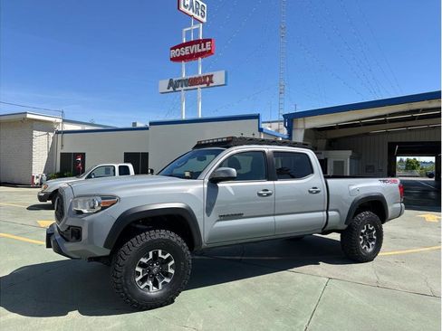 Used 2018 Toyota Tacoma TRD Off-Road w/ Technology Package image 12