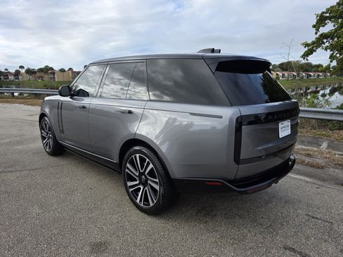 Used 2023 Land Rover Range Rover SE image 2