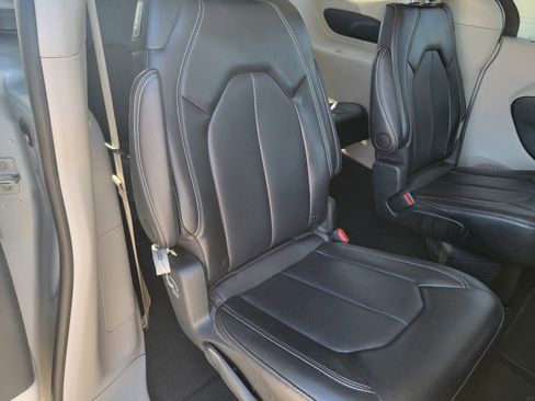 Used 2024 Chrysler Pacifica Touring-L image 12