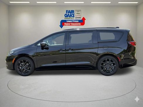 New 2026 Chrysler Pacifica Limited w/ S Appearance Package FWD image 9