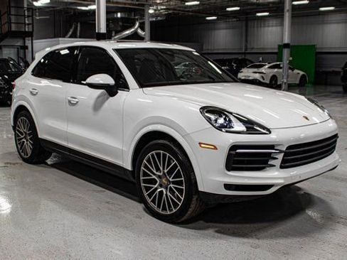 Used 2023 Porsche Cayenne S Platinum image 2