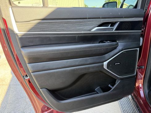 Used 2023 Jeep Wagoneer L Series II image 16