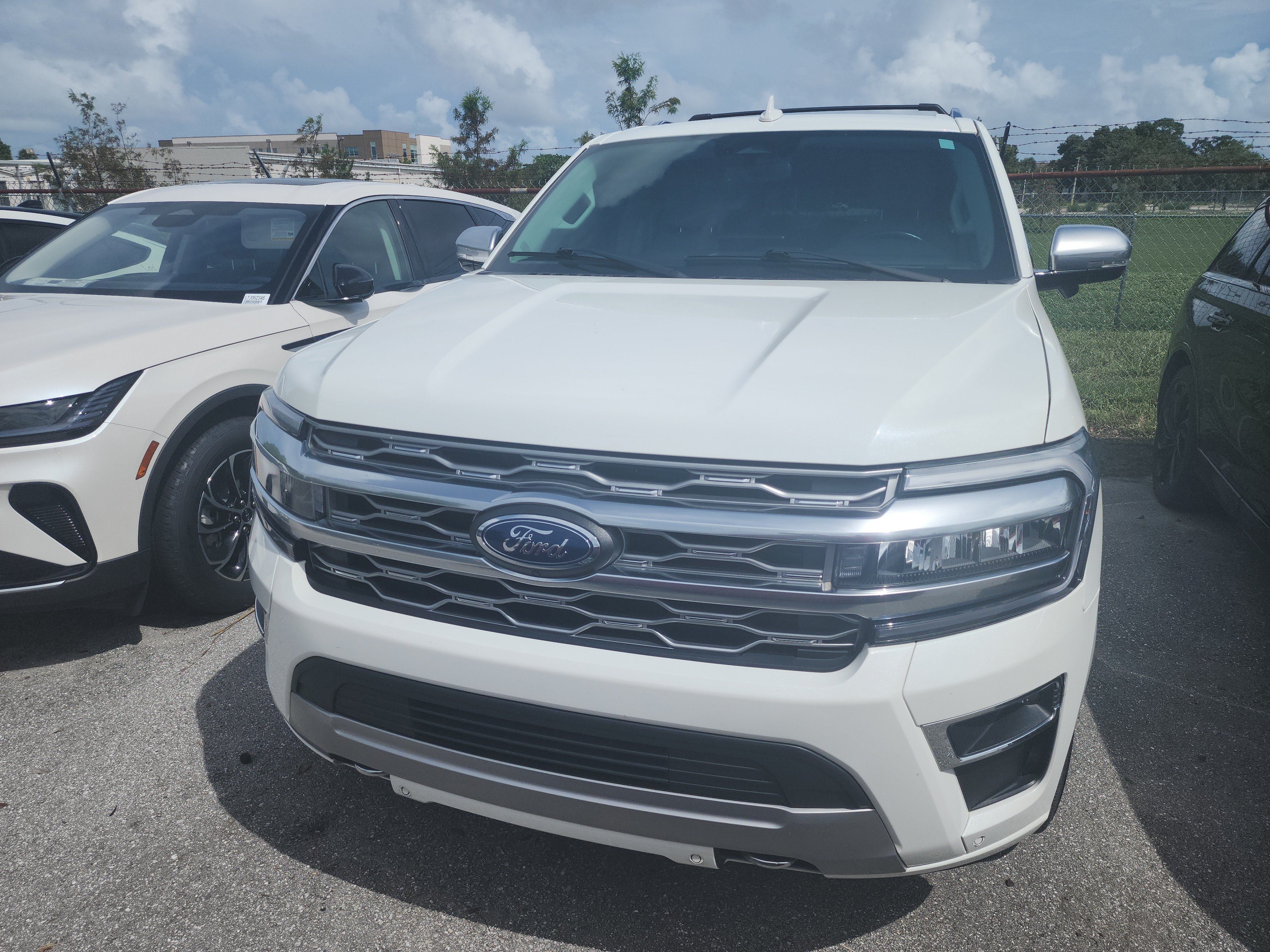 Used 2023 Ford Expedition Platinum AWD/4WD image 2