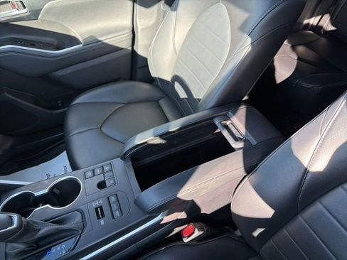 Used 2023 Toyota Highlander L image 23