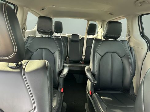 Used 2024 Chrysler Pacifica Select image 27