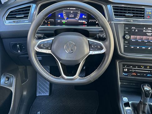 Used 2022 Volkswagen Tiguan SE image 11