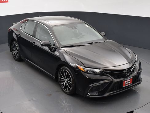 Used 2023 Toyota Camry SE w/ Cold Weather Package FWD image 25