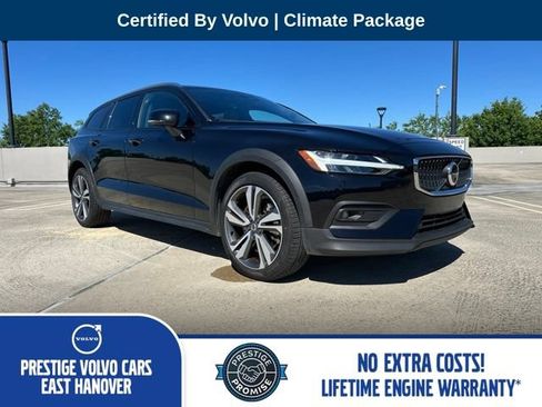 Certified 2025 Volvo V60 B5 Cross Country Plus AWD/4WD image 1