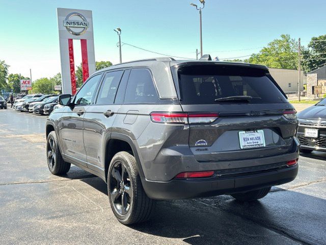Used 2022 Jeep Grand Cherokee Altitude AWD/4WD image 7