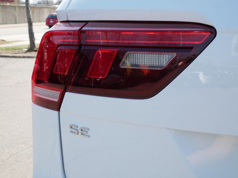 Used 2022 Volkswagen Tiguan SE AWD/4WD image 18