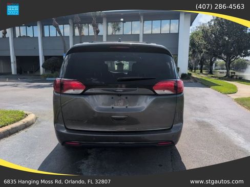 Used 2018 Chrysler Pacifica Touring-L w/ Premium Audio Group FWD image 4