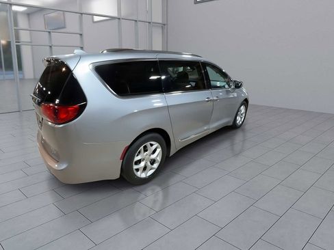 Used 2019 Chrysler Pacifica Limited image 8
