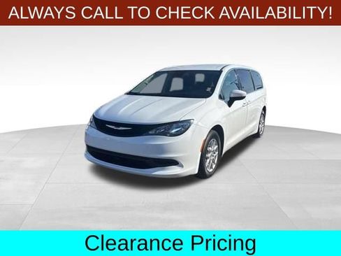 Used 2023 Chrysler Voyager LX FWD image 3