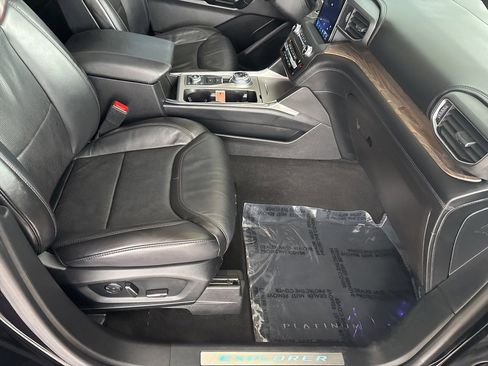 Used 2020 Ford Explorer Platinum w/ Premium Technology Package image 32