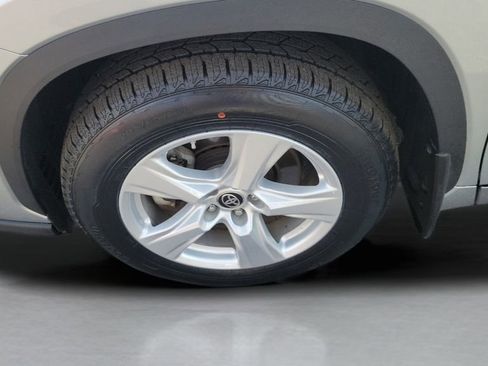 Used 2024 Toyota Highlander LE image 10