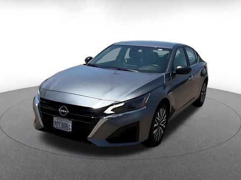 Used 2025 Nissan Altima 2.5 SV FWD image 6