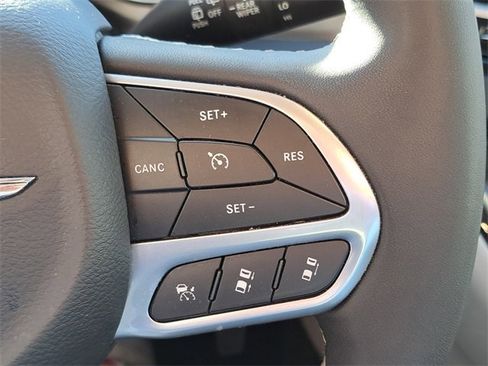 Used 2024 Chrysler Pacifica Touring-L image 18