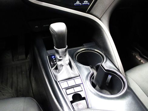 Used 2020 Toyota Camry LE image 18