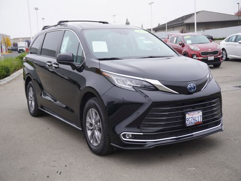 Used 2022 Toyota Sienna XLE image 1