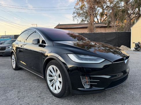Used 2018 Tesla Model X 75D image 3