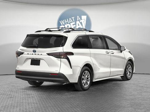 New 2026 Toyota Sienna LE FWD image 2