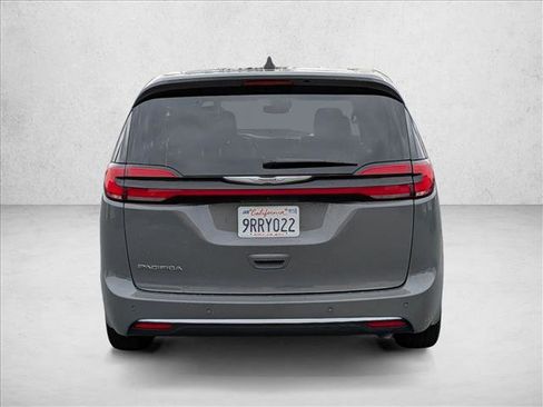 Used 2025 Chrysler Pacifica Select image 6