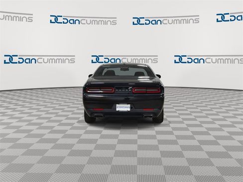 Used 2016 Dodge Challenger SXT image 7