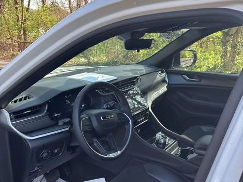 Used 2025 Jeep Grand Cherokee Altitude image 13