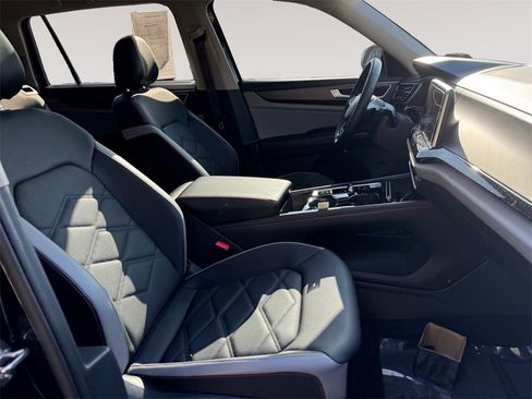 Used 2024 Volkswagen Atlas Peak Edition SE image 15