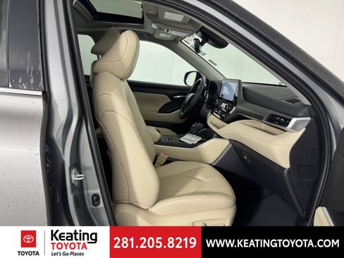 Used 2025 Toyota Highlander XLE AWD/4WD image 21