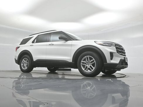 New 2026 Ford Explorer Active RWD image 3