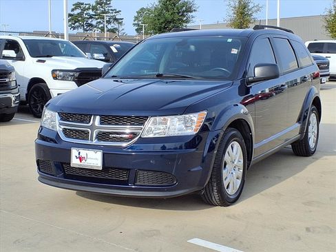 Used 2020 Dodge Journey SE w/ SE Popular Equipment Group image 3