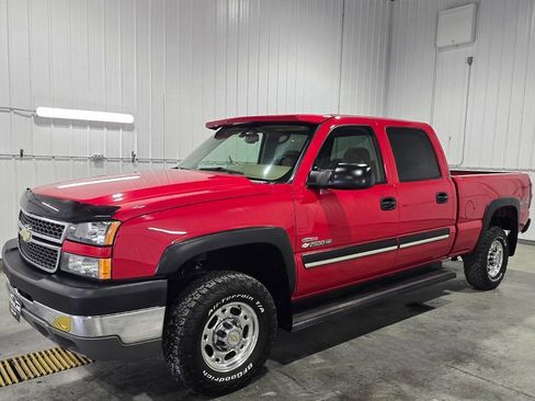 Used 2005 Chevrolet Silverado 2500 LS w/ Heavy-Duty Power Package image 2