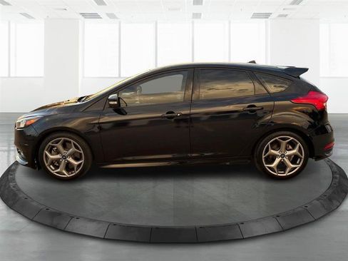 Used 2018 Ford Focus ST FWD image 4