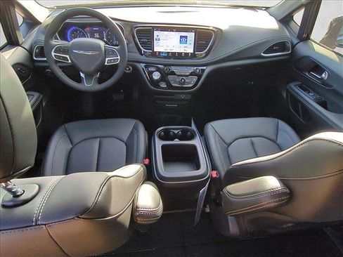 New 2026 Chrysler Pacifica Select image 16