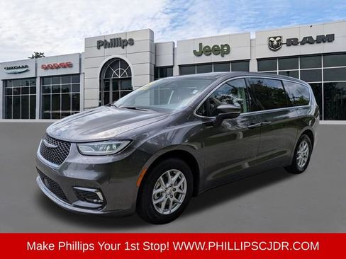 Used 2023 Chrysler Pacifica Touring-L FWD image 7